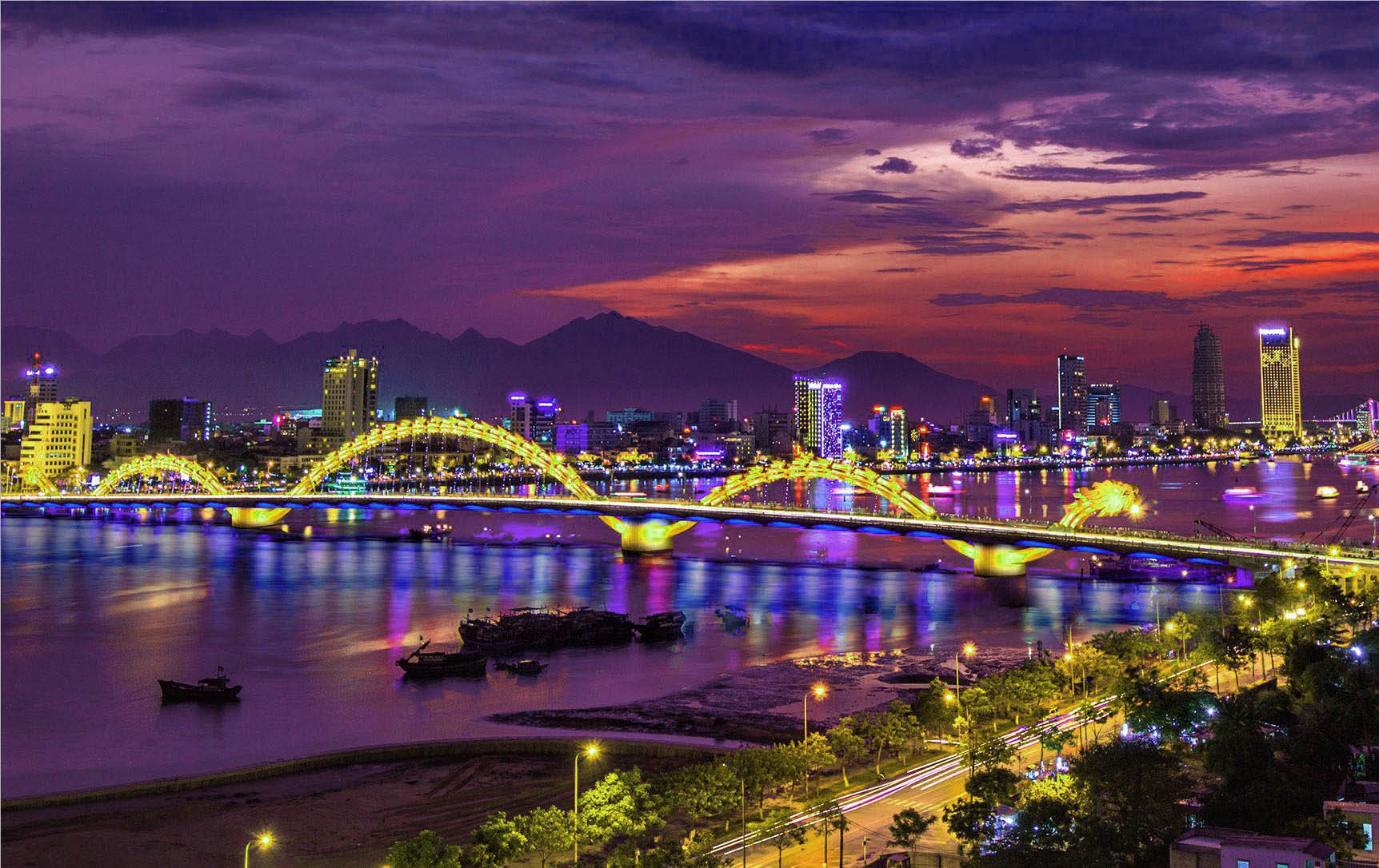 Vietnam tour by bicycle, riding through cities made for curiosity